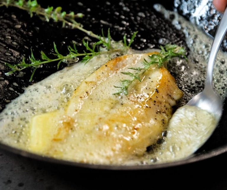 Filet de poisson à la poêle avec beurre et thym