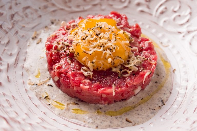 Entrée gourmande : tartare de viande cuite sur plancha aux herbes fraîches 